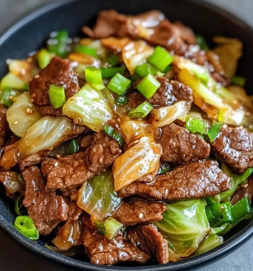 Herzhafter Rindfleisch-Kohl-Wok für jeden Tag
