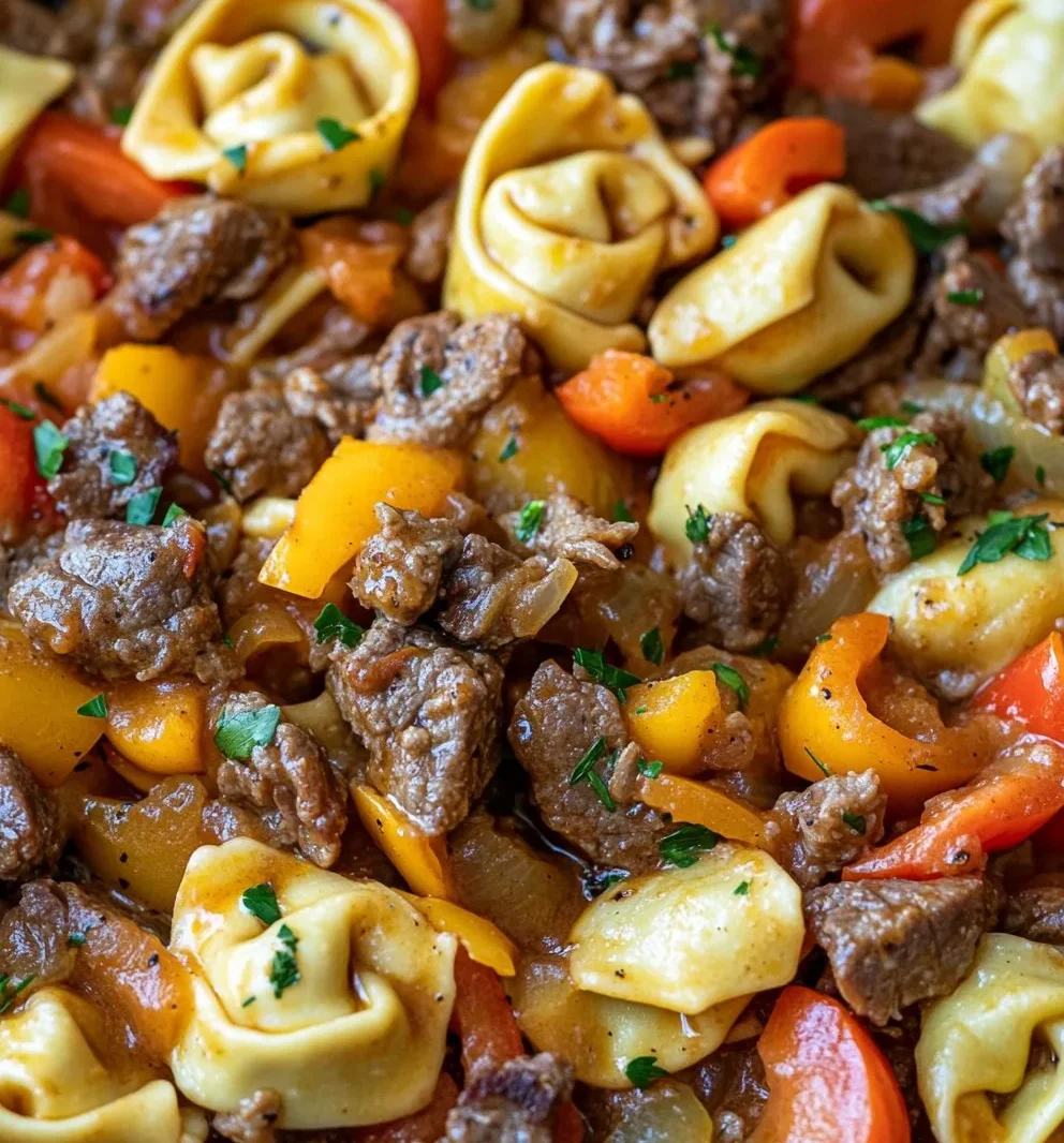 Genießen Sie Cheesesteak-Tortellini in einer reichhaltigen Provolonesauce.