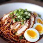 Feuriges Hühnchen-Ramen mit cremiger Knoblauchsauce begeistert!