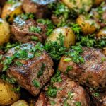 Knoblauchbutter-Steakbissen mit Kartoffeln: Ein Genuss!