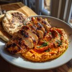Gegrilltes Hähnchen mit geröstetem Paprika-Hummus und Pita