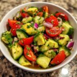 Gurken-Avocado-Salat mit Toppings