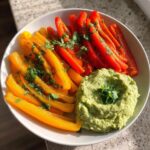 Paprikastreifen mit Guacamole