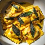Ravioli mit brauner Butter und Salbei