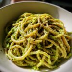 Avocado-Pasta mit Limette und Basilikum
