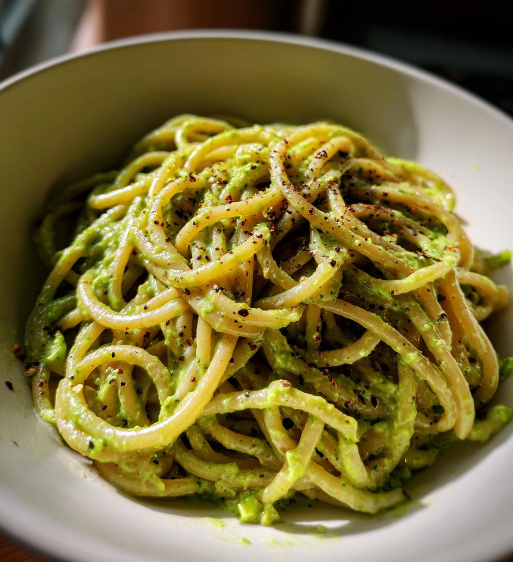 Avocado-Pasta mit Limette und Basilikum