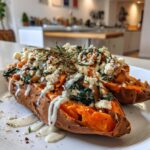 Gefüllte Süßkartoffeln mit Spinat, Champignons, Feta und Rosmarin mit Joghurtsoße