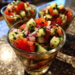 Gurken- und Tomatensalatbecher