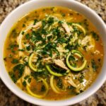 Keto Hühnersuppe mit Zucchini-Nudeln