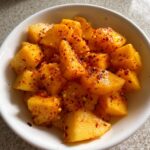 Mangostücke mit Chilipulver