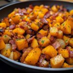Butternut-Kürbis Pfanne mit Speck und Zwiebeln